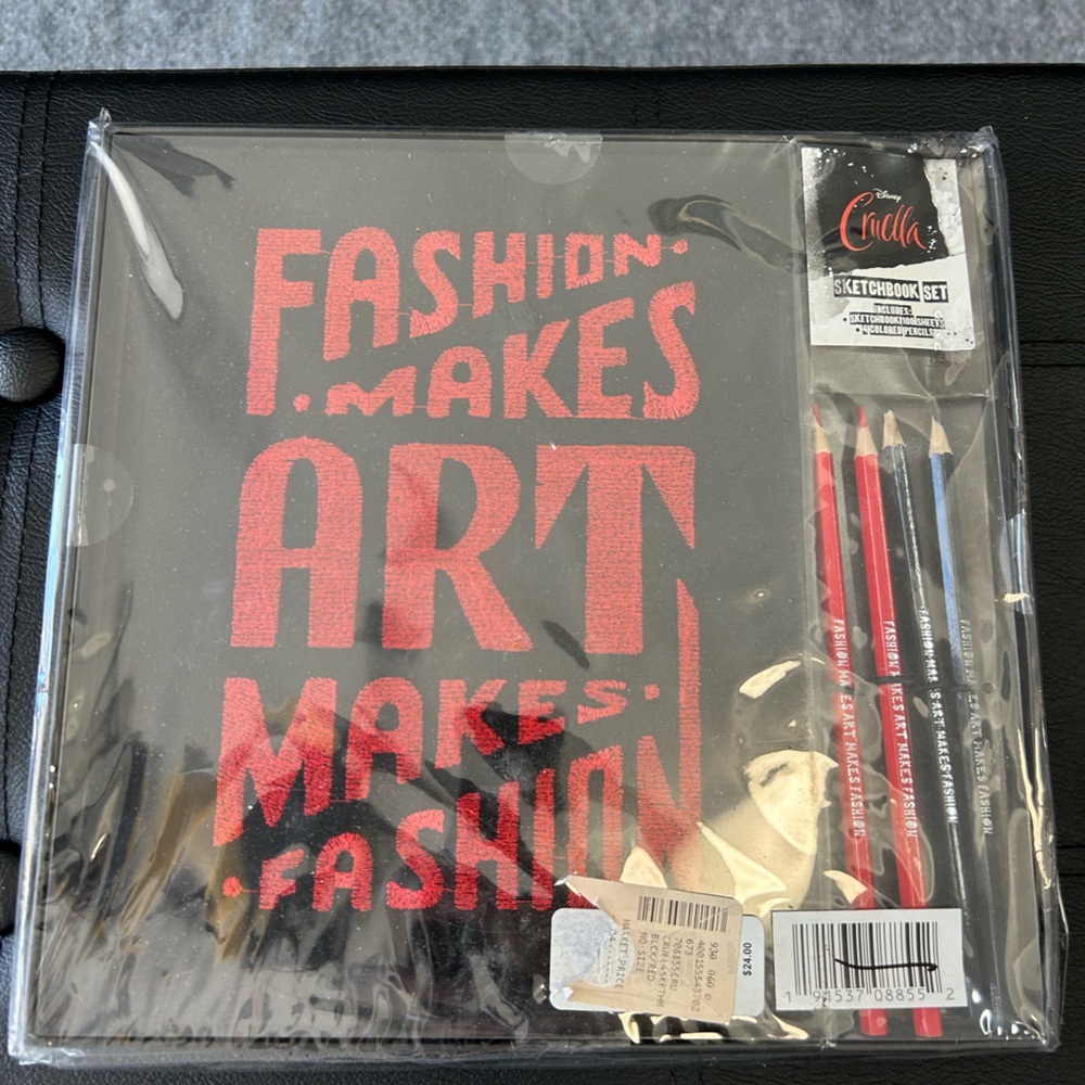 NWT Disney Cruella Drawing Set
